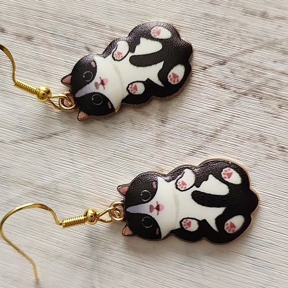 Playful Cat earrings Beautiful Enamel design 925S post EO - Picture 2 of 5